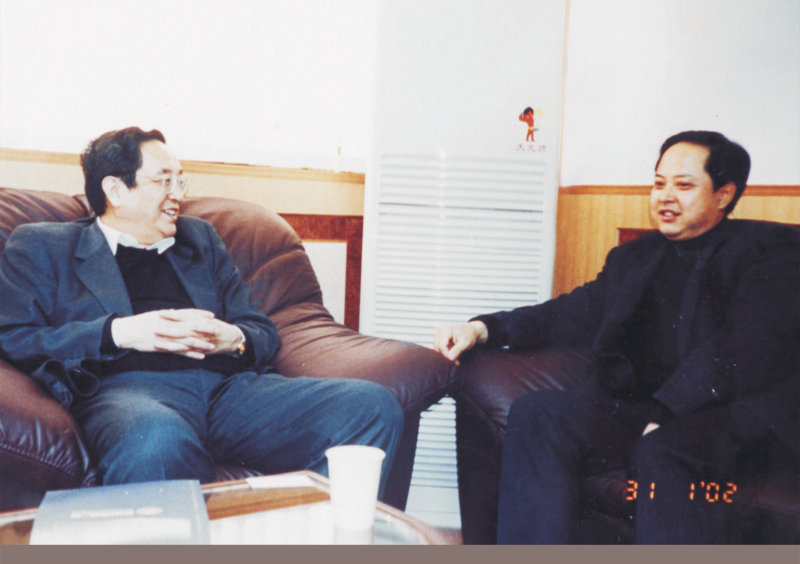 2002年1月31日，中央政治局委员、湖北省委书记俞正声在省委办公室亲切接见舒心先生 
